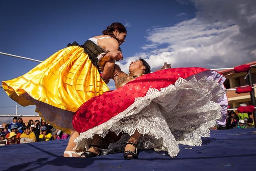 La lucha de cholitas en Bolivia: un fenómeno cultural y deportivo