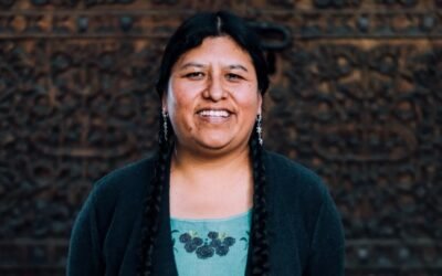 Elvira Espejo Ayca, artista boliviana que revaloriza la memoria cultural de Bolivia a través del arte y la palabra