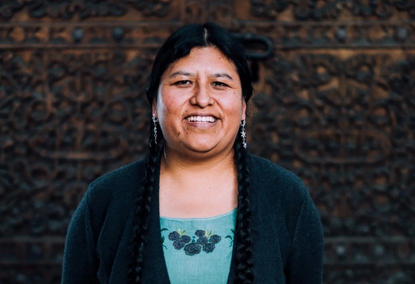Elvira Espejo Ayca, artista boliviana que revaloriza la memoria cultural de Bolivia a través del arte y la palabra