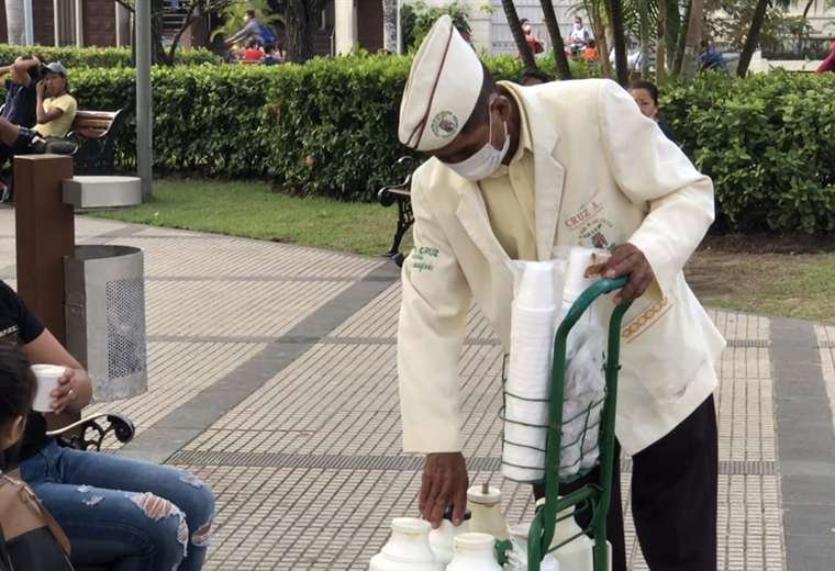 El café de la plaza 24 de Septiembre ya es parte de la tradición cruceña
