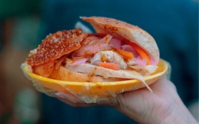 El sándwich de chola, símbolo de la comida callejera paceña y emblema de la gastronomía boliviana